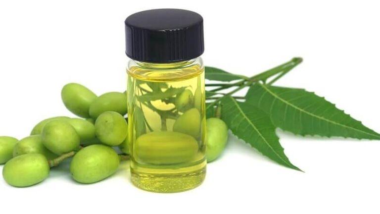 Neem Oil Benefits For Hair & How To Use Neem Oil For Hair Growth